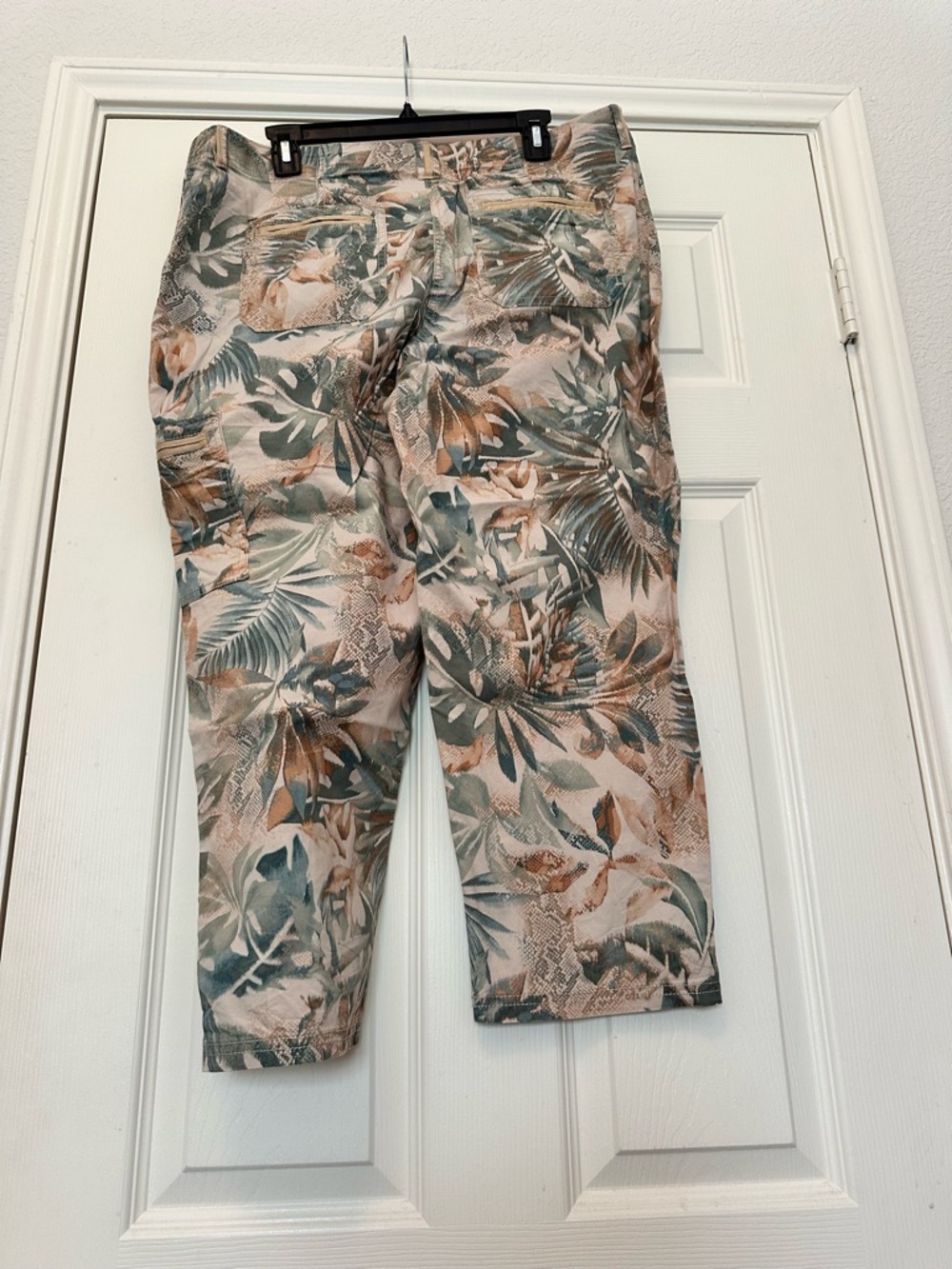 New Chico's Size 2 (US 12) Tropical Leaf Print Capri Cargo Pants - Picture 5 of 10